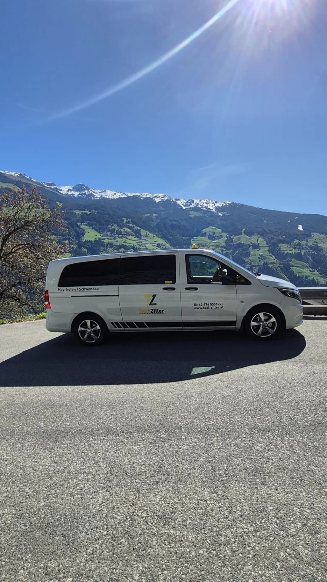Taxi Ziller Mercedes Vito vor verschneitem Bergpanorama im Zillertal