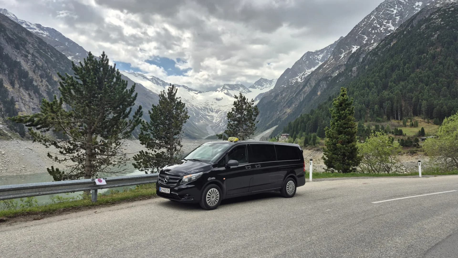 Taxi Ziller Mercedes Vito mit Blick auf den Schlegeiskees Gletscher