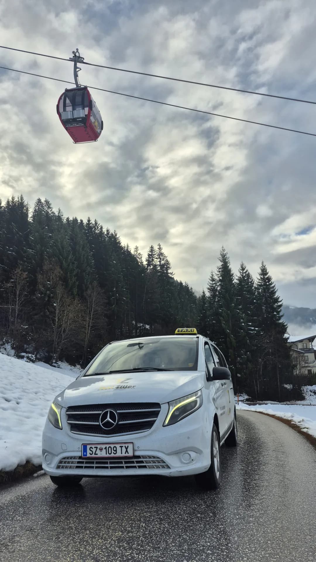 Taxi Ziller Skitaxi im Winter an der Bergbahn in Mayrhofen