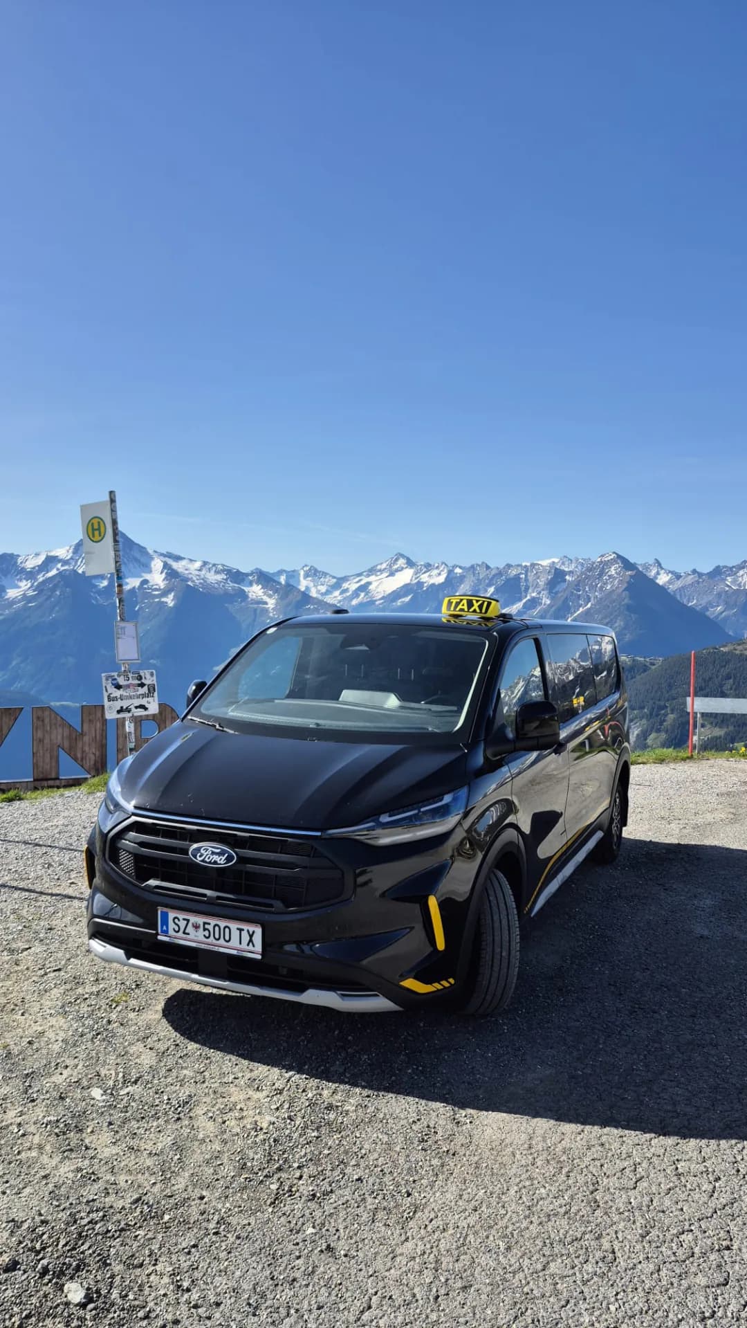 Taxi Ziller Ford Tourneo Custom mit Panoramablick auf die Zillertaler Alpen