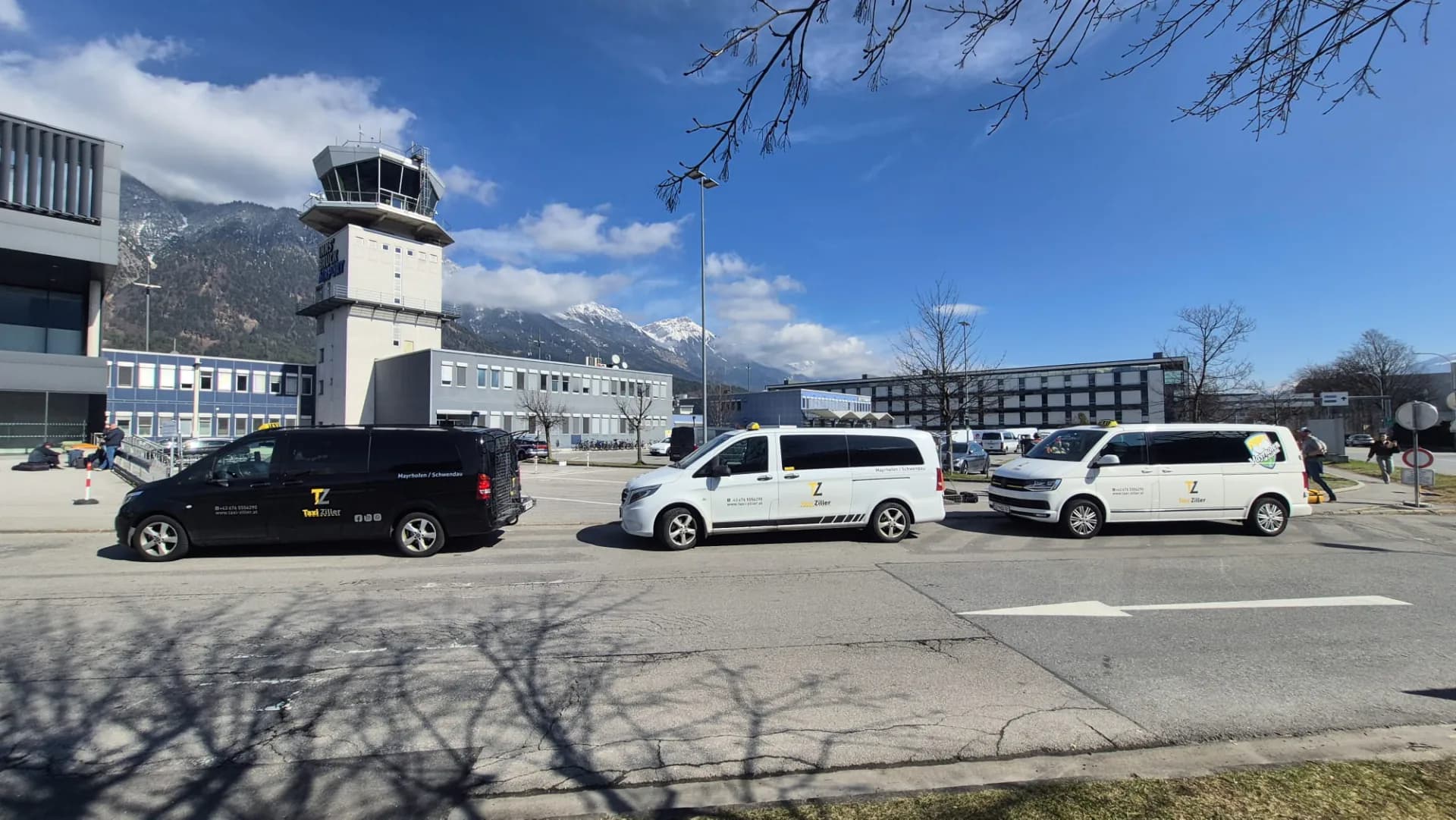 Drei Taxi Ziller Fahrzeuge beim Flughafentransfer am Flughafen Innsbruck